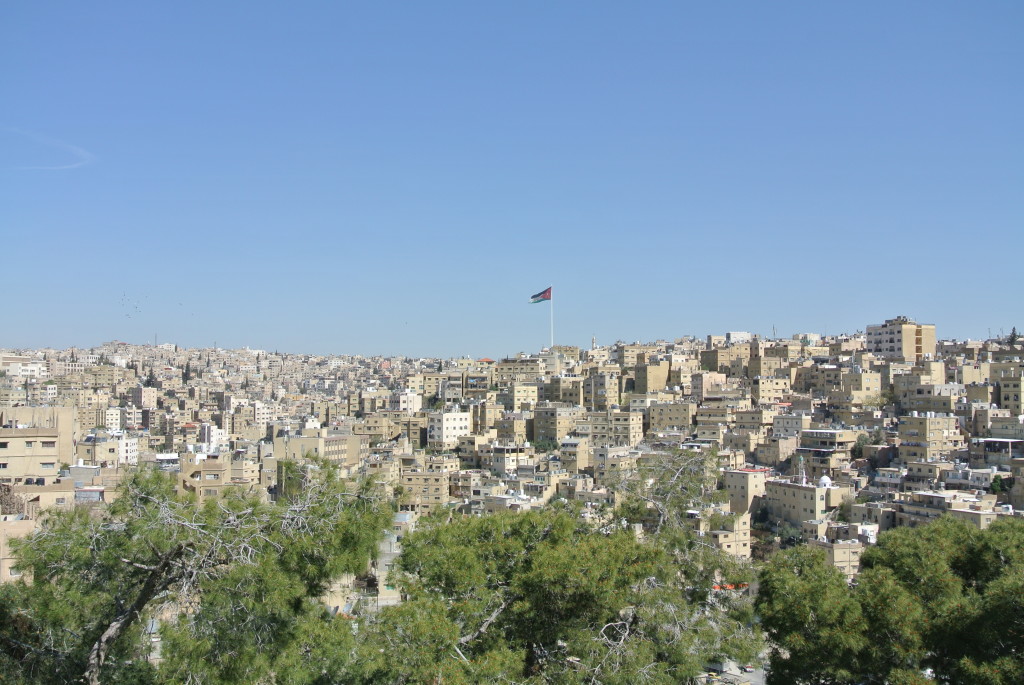 Blick auf Amman. Am Horizont thront die 125 Meter hohe jordanische Flagge. 