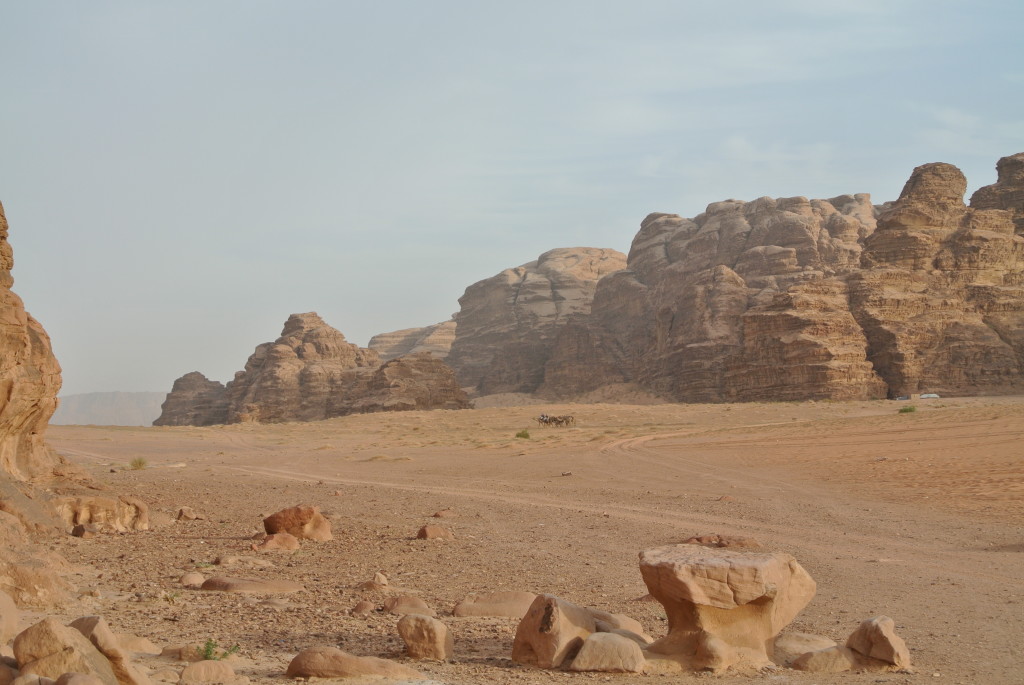 Einer der legendären Stützpunkte von T. E. Lawrence lag in der Wüstenlandschaft Wadi Rum. Riesige rote, zerklüftete Felsenwände aus Sandstein und Granit charakterisieren das heutige Schutzgebiet der UNESCO.