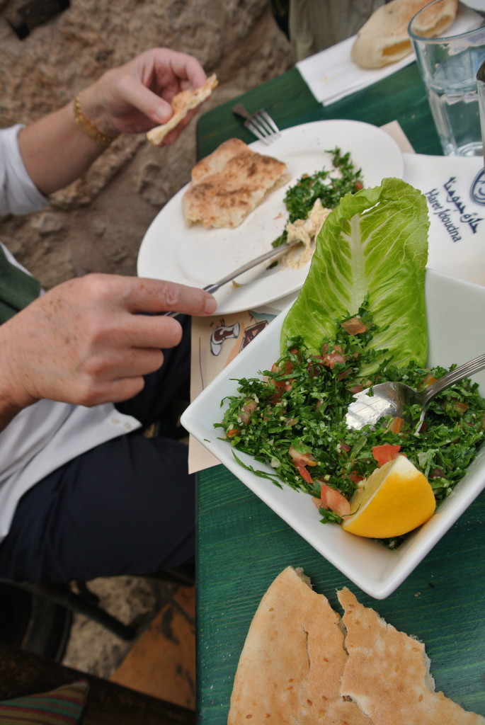 Petersil-Salat mit frischem arabischen Brot.