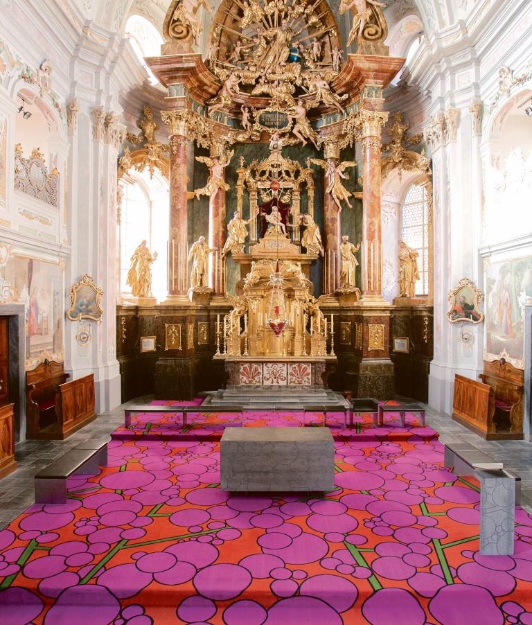 Hubert Schmalix, Teppich, Altar und Ambo, 2001 Pfarr- und Wallfahrtskirche zur Schmerzhaften Mutter, Weiz