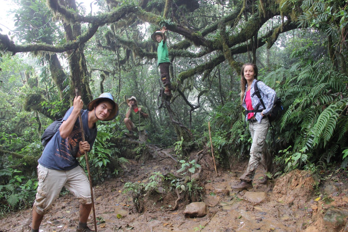 Weissenberger mit seiner Familie im Dschungel Südamerikas. 