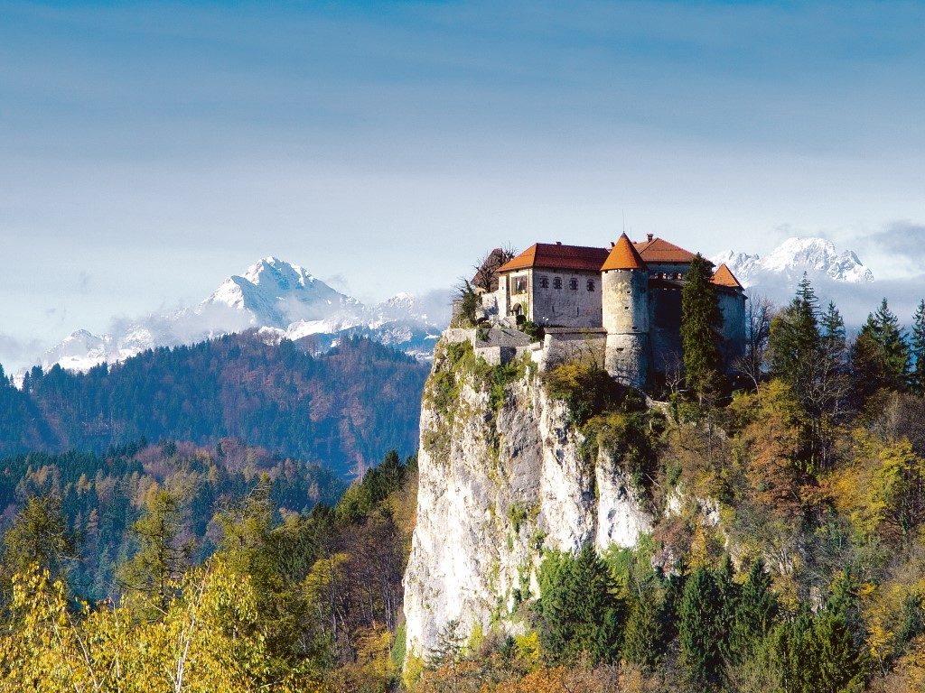Bled Castle mit Triglav im Hintergrund Foto: Klemen Kunaver