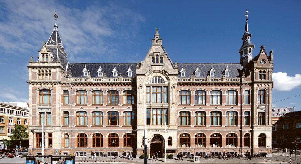 Ein Gebäude mit Geschichte - die herrschaftliche Fassade des Conservatorium Hotel inmitten des Museums-Viertels.