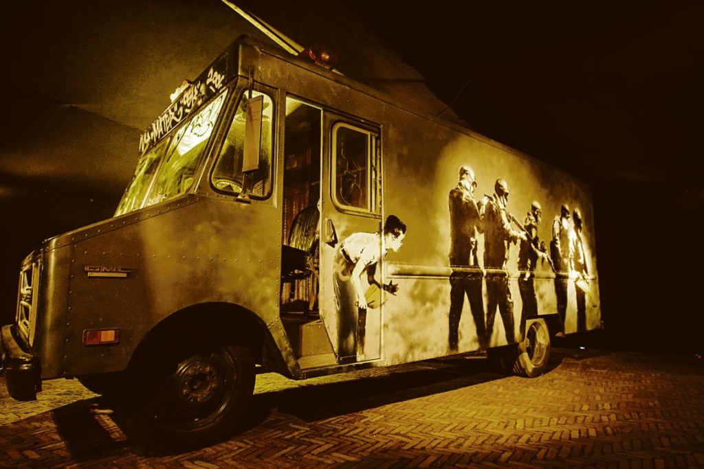 Banksys SWAT-Van ist im MOCO ebenso zu bewundern wie knapp 50 weitere Arbeiten des britischen Street-Art Superstars. Foto: Fotograafniels.nl